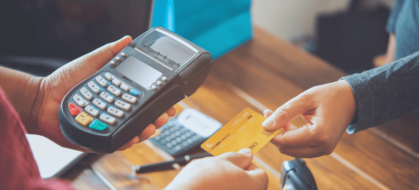 2 people using POS machine connected by IoT connectivity for the payment in retail